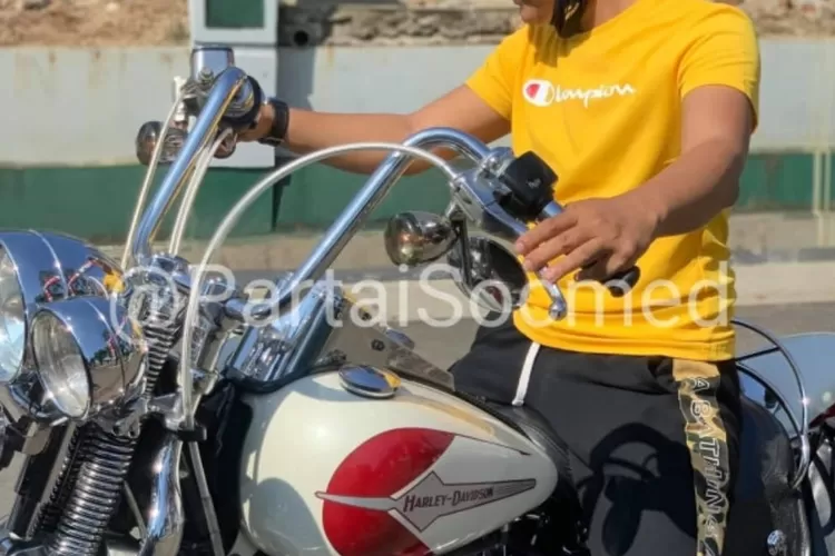 Dhawank Delvisipir di lembaga pemasyarakatan (Lapas) Rajabasa Lampung sedang asyik flexing dengan mogenya