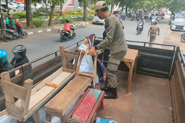 Satpol PP Semarang kembali menertibkan pedagang di depan Rumah Sakit Wongsonegoro. (dok. Satpol PP)