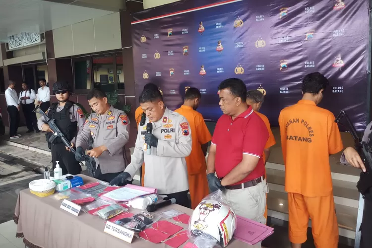 Wakapolres Kompol Raharja saat konferensi pers di Lobi Mapolres Batang, Senin 27 Februari 2023.