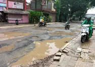 Kesal dengan Kondisi Jalan yang Rusak, Warga Jalan Soetta Rangkabitung Lakukan ini