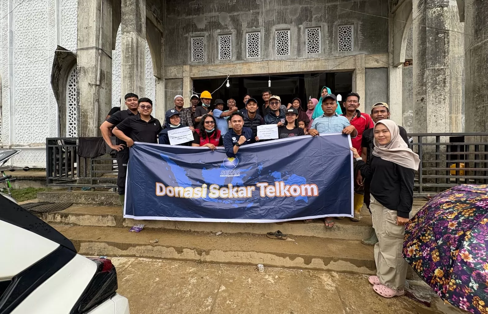 Penyaluran dukungan kemanusiaan dan bantuan logistik untuk para pengungsi dari TelkomGroup.