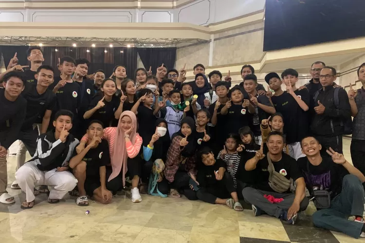 Sejumlah karateka dan ofisial INKAI DIY merayakan kemenangan saat meraih juara umum Kejurda FORKI DIY 2023 di Auditorium UPN Veteran Yogyakarta pada 27-28 Mei 2023.  (Istimewa)