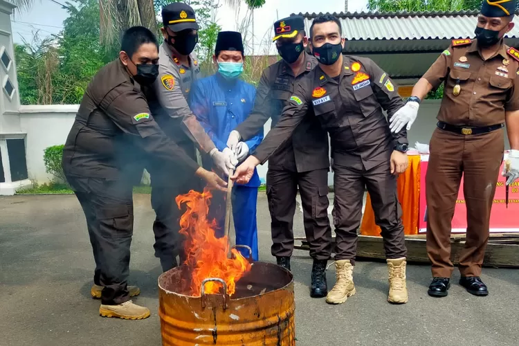 Pemusnahan barang bukti (Klikanggaran/Anuza)