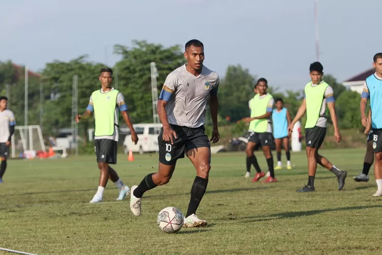 Striker PSIM Yogyakarta Johan Yoga Utama berlatih bersama rekan-rekannya. Johan akan menghadapi mantan timnya, Persebaya Surabaya pada laga uji coba di Stadion Gelora Bung Tomo Surabaya, Minggu malam (17/7/2022), (official media psim)