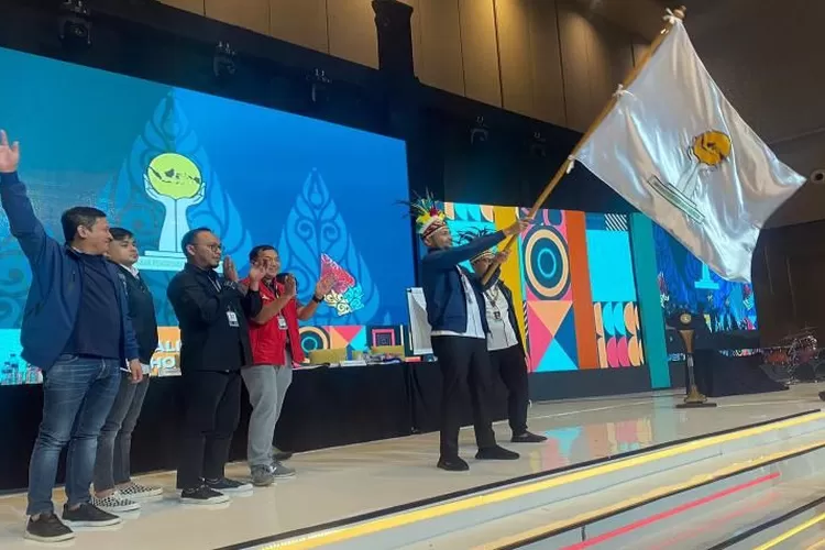 Akbar Himawan Buchari mengibarkan bendera Hipmi setelah terpilih menjadi Ketua Umum BPP Hipmi periode 2022-2025 dalam sidang pleno di Hotel Alila Solo, Rabu (23/11/2022) malam.  (ANTARA/HO-Panitia Munas Hipmi)