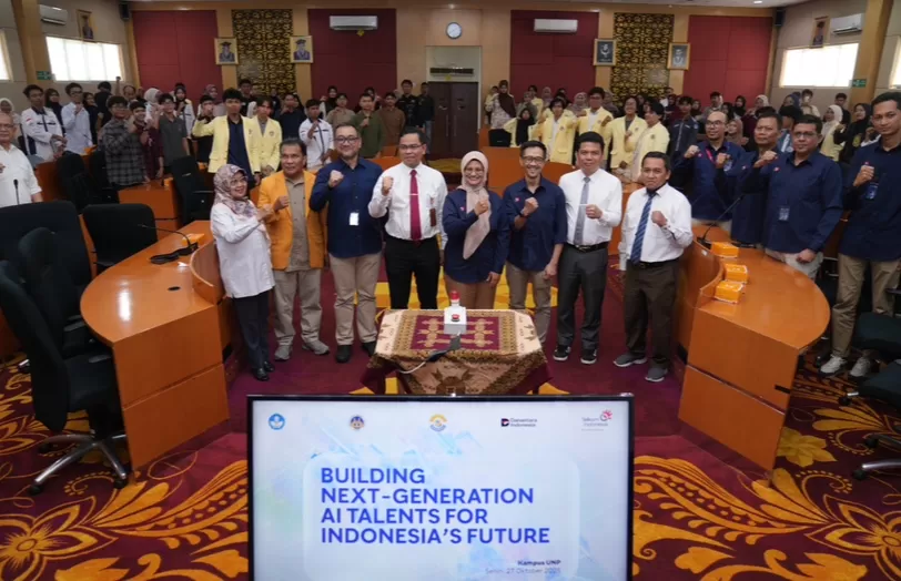 Direktur Utama Telkom Dian Siswarini dan Rektor UNP Krismadinata, pada acara Seminar Telkom AI Connect di Universitas Negeri Padang pada Senin (27/10).