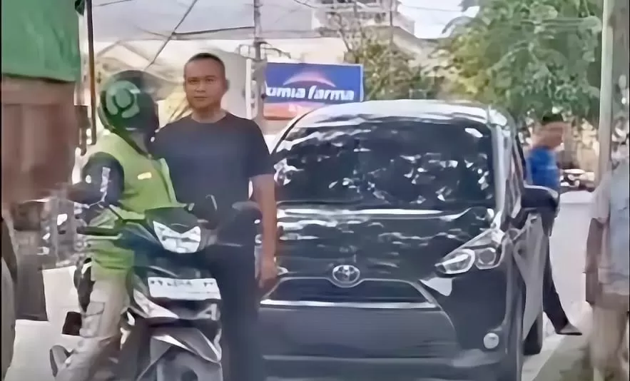 Tangkapan layar insiden pria diduga oknum TNI pukul ojol di Pontianak. (Instagram/si_enchann)