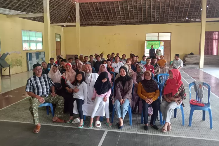 Warga Pringsurat Temanggung yang menggelar pertemuan untuk menolak uang ganti rugi proyek Tol Bawen-Jogja. (Istimewa)