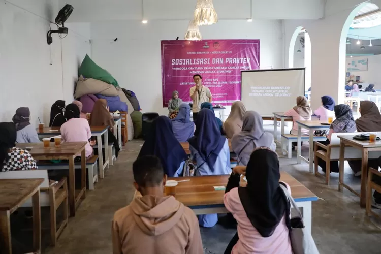 Praktik pengolahan daun kelor menjadi coklat untuk menekan angka stunting di Kedai Stako Depok, Sleman, Kamis (16/2/2023).  (Istimewa)