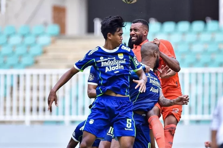 Pemain Persib Bandung saat melakoni duel udara dengan pemain Borneo FC di laga lanjutan Liga 1 Indonesia, Kamis (26/1/2023) sore.  (Instagram / @persib)
