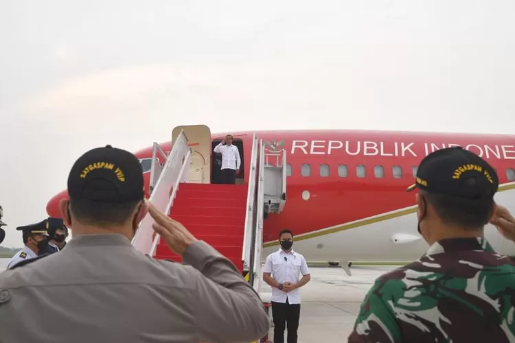 Presiden Joko Widodo sebelum masuk ke dalam pesawat kepresidenan yang akan membawanya beserta rombonga ke Provinsi Bangka Belitung saat akan take off dari Pangkalan TNI AU Halim Perdana Kusuma Jakarta, Kamis (20/10/2022) pagi. (Rusman/biro sekretariat presiden)