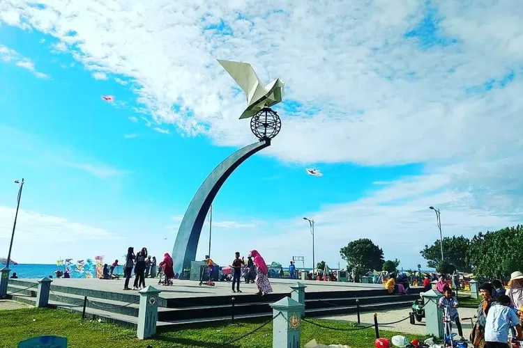 Monumen Merpati Perdamaian di Padang  (Facebook Kiki Make Up Artist)
