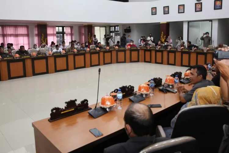 Suasana rapat di dalam gedung DPRD Kota Palu beberapa waktu lalu. (Foto: ist) 