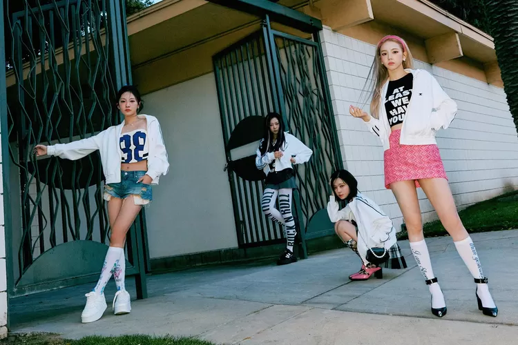 Mini album milik aespa 'MY WORLD' terjual 1,3 juta dalam sehari (Twitter @aespa_official)