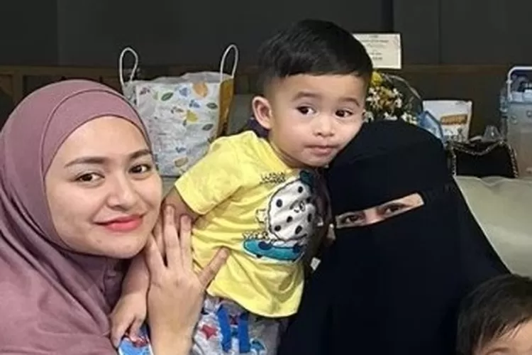 Nathalie Holscher sempat izin ke Umi Pipik saat mau lepas hijab (Instagram @_ummi_pipik_)