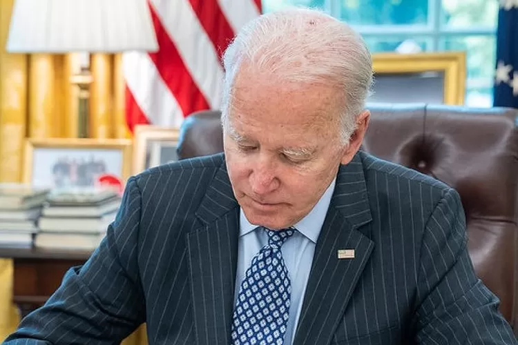 Presiden Amerika Serikat (USA) Joe Biden, sedang menandatangani Bipartisan Safer Communities Act menjadi undang-undang. (Sebelum dinyatakan positif Covid-19). (Instagram Joe Biden)