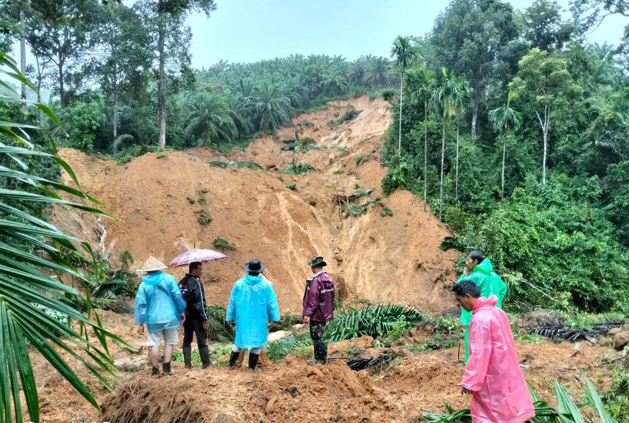 Pencarian korban oleh BPBD, Sapol PP dan polisi pascabencana galodo di salareh aia dan nagari Salareh Aia timur, Kabupaten Agam, Sumbar beberapa waktu lalu.