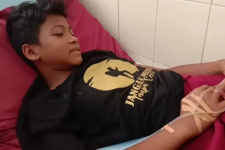 Muhammad Gibran Arrasyid (14), masih menjalani perawatyan di Puskesmas Tarogong,  usai ditemukan Tim SAR Gabungan setelah sebelumnya dinyatakan hilang saat mendaki Gunung Guntur,di Kecamatan Tarogong Kaler, Kabupaten Garut, Sabtu 25 September 2021. Gorajuara.com/Agus Alvin