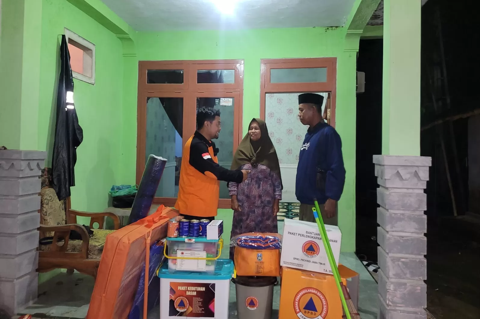 Tim BPBD Kabupaten Bondowoso melakukan pendataan ke rumah warga terdampak gempa M5,7 di Kabupaten Bondowoso, Jawa Timur, pada Kamis (25/9). 