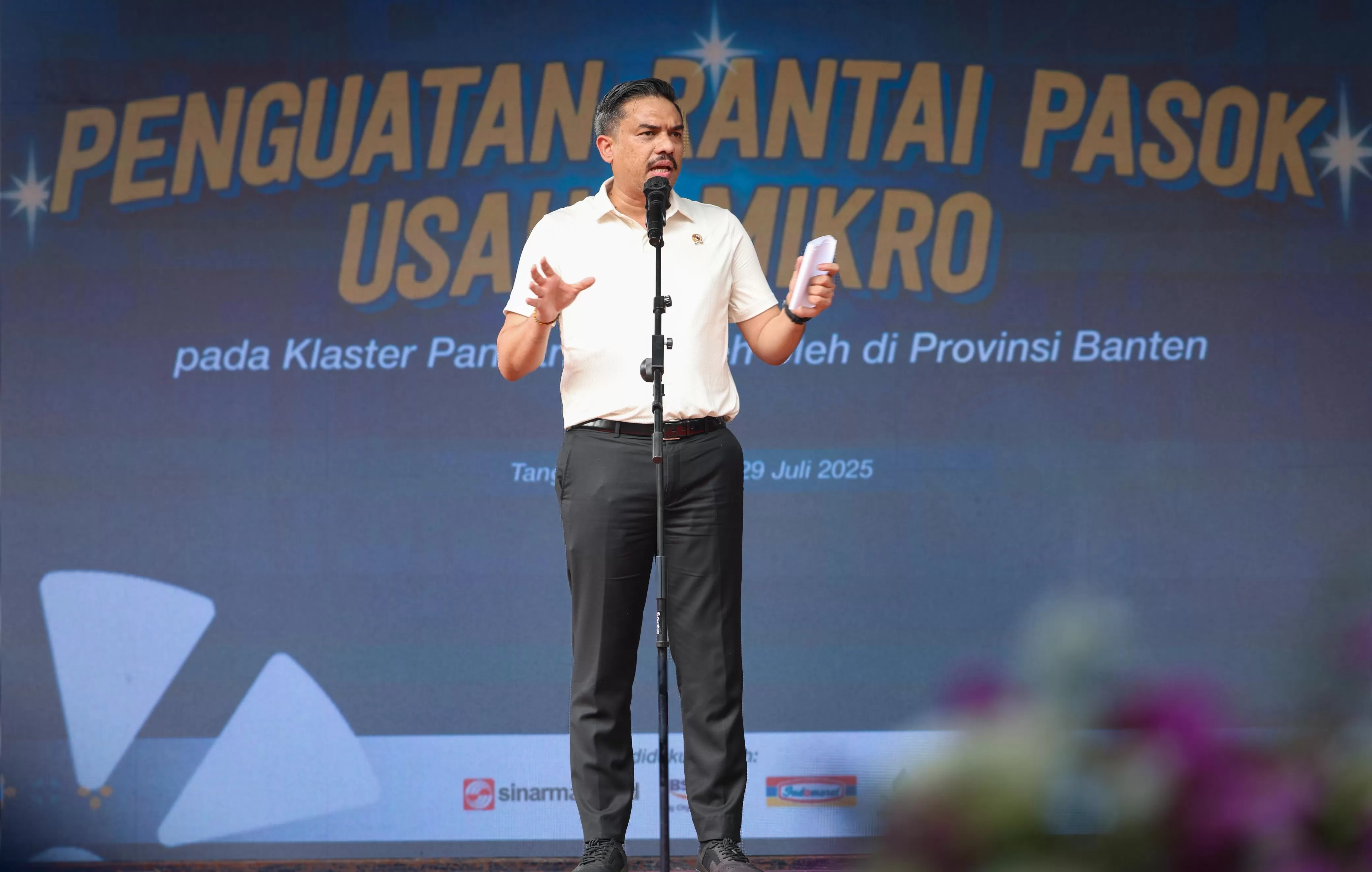 Menteri UMKM Maman Abdurrahman dalam acara Penguatan Rantai Pasok klaster Oleh-oleh yang diselenggarakan di Gerai Lengkong, Kota Tangerang Selatan, Banten, Selasa, 29 Juli 2025.