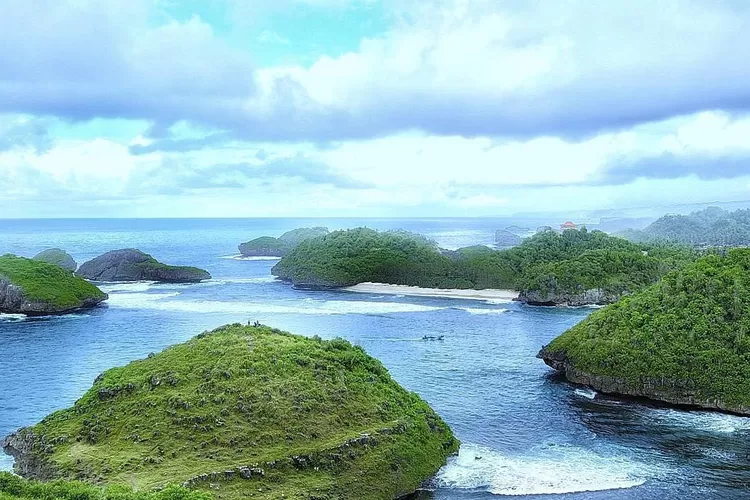 Keindahan Pantai Kasap di Pacitan, Raja Ampat versi Jawa Timur (Instagram /@indoflashlight)