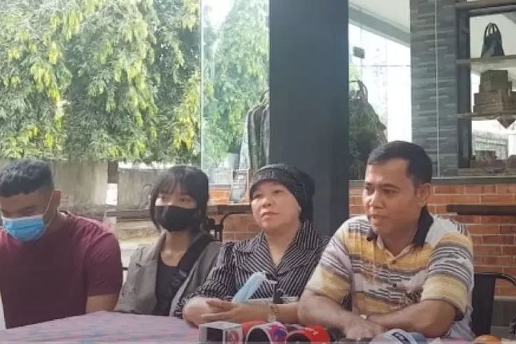 Konferensi pers keluarga Bibi Ardiansyah (YouTube Intens Investigasi)