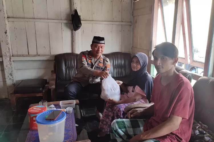 Pemberian sembako kepada warga kurang mampu. (Edi Prayitno)