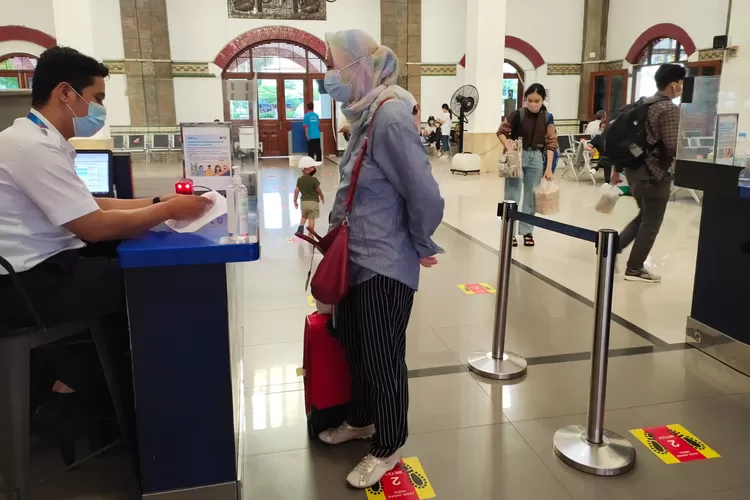 Penumpang kereta api di Stasiun Tawang. Kini penumpang yang tidak bisa menunjukan bukti rapid atau PCR, tiket bisa direfund. (dok KAI Daop 4)
