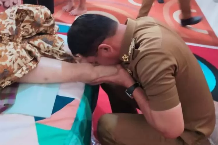 Bupati Sigi, Moh Irwan Lapatta, tampak mencium kaki almarhumah Hj Hapsa Ponulele di akhir hayat sang almarhumah, Senin 2 Oktober 2023. (Foto: Kel.Bupati Sigi). 