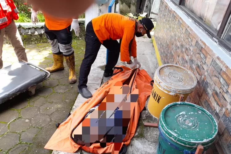 Korban dievakuasi Tim SAR gabungan di aliran sungai Comal Pemalang, Jawa Tengah.  (foto: dokumentasi SAR Semarang)