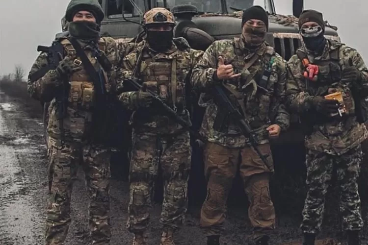 Pasukan PMC Wagner, tentara bayaran Rusia saat berfoto di depan kendaraan dengan seragam dan senjata di tangannya. (Instagram / @great_warr)