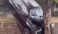 Niat Beli McD, Seorang Perempuan Injak Gas Mobil Avanza Sampai Nyungsep dari Tebing Parkiran Ciater Tangerang