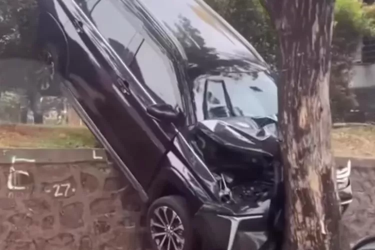 Mobil Avanza terjun dari parkiran Mcdonald's (Sumber: Instagram)