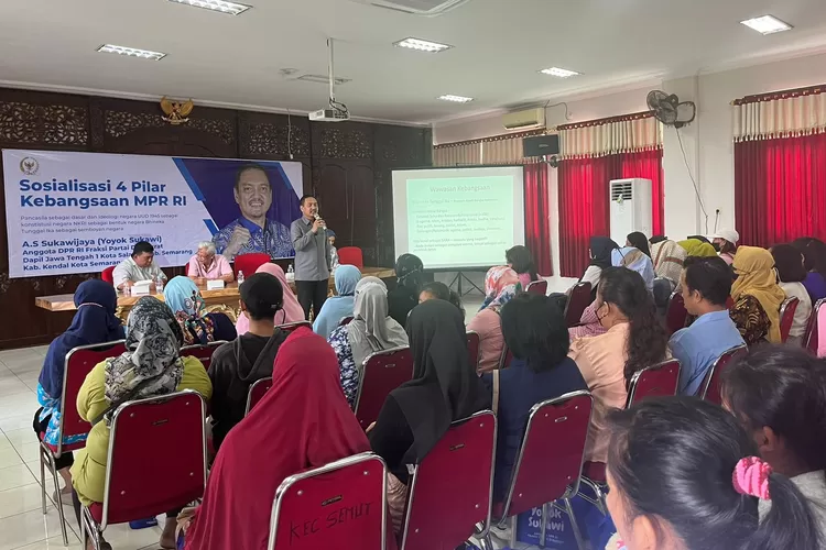 Anggota MPR RI AS Sukawijaya atau Yoyok Sukawi sedang menerangkan 4 pilar jelang Ramadhan. (Istimewa)