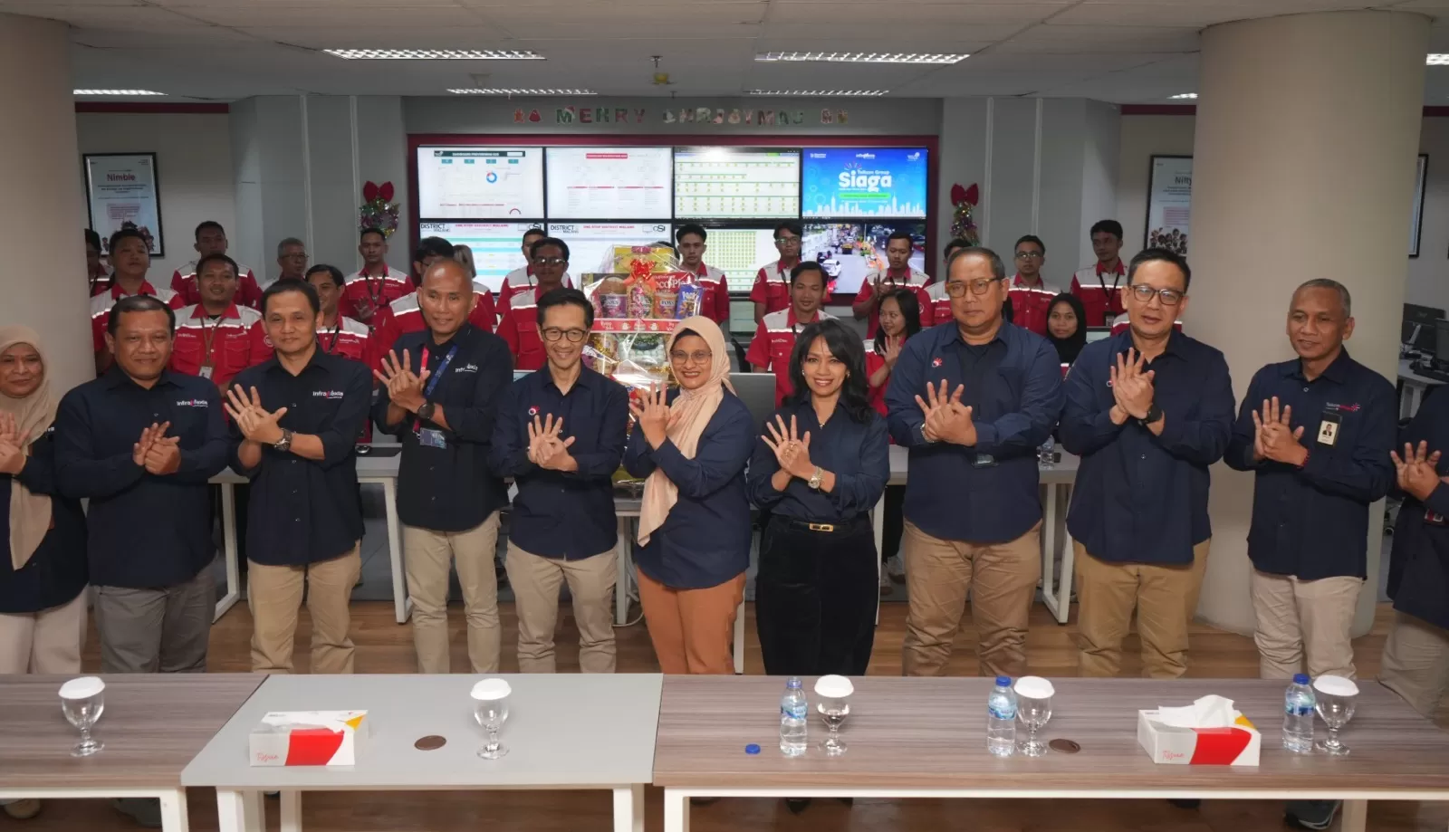 Direktur Utama Telkom Indonesia Dian Siswarini, melihat kesiapan infrastruktur dan layanan ke Posko TelkomGroup Siaga NATARU 2025/2026 di Telkom Regional III, Malang.