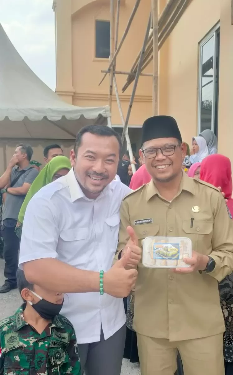 LEZAT : Owner Tahu Bakso Margonda, Ricco Ferdianto (baju putih) bersama Wakil Walikota Depok, Imam Budi Hartono saat memberikan kuliner Tahu Bakso Margonda.