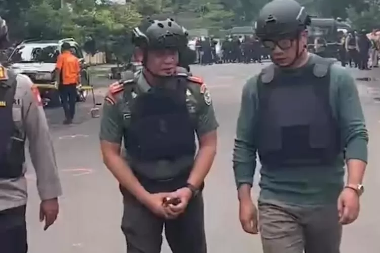 Ridwan Kamil saat berada di lokasi kejadian bom bunuh diri (Astana Anyar Bandung) (RuanganInfo.com/Instagram @ridwankamil)