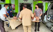 Bentuk Kepedulian Sesama Bhabinkamtibmas Polsek Kesamben Polres Blitar Bantu Lansia Terlantar