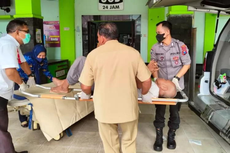 Bhabinkamtibmas Polsek Kesamben Polres Blitar saat membantu lansia yang terlantar (Realitasonline.id/ TOP)