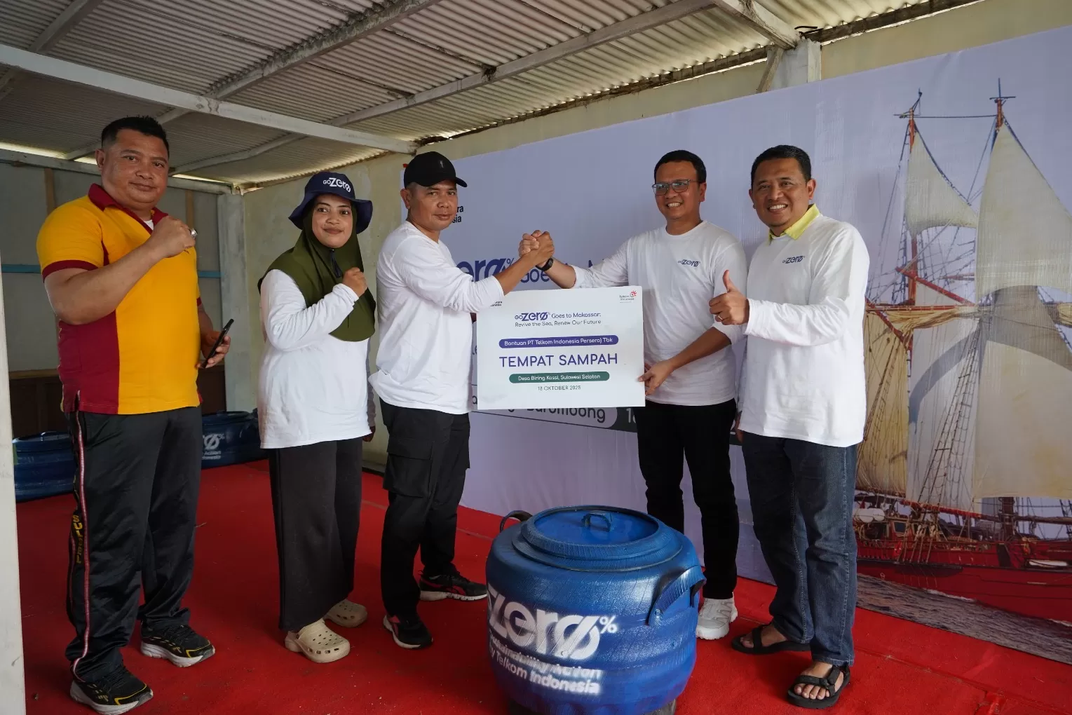 VP Sustainability Telkom Gunawan Wasisto C.A dan EVP Telkom Regional V Amin Soebagyo saat memberikan bantuan tempat sampah kepada perwakilan Desa Biring Kassi, Sulawesi Selatan.