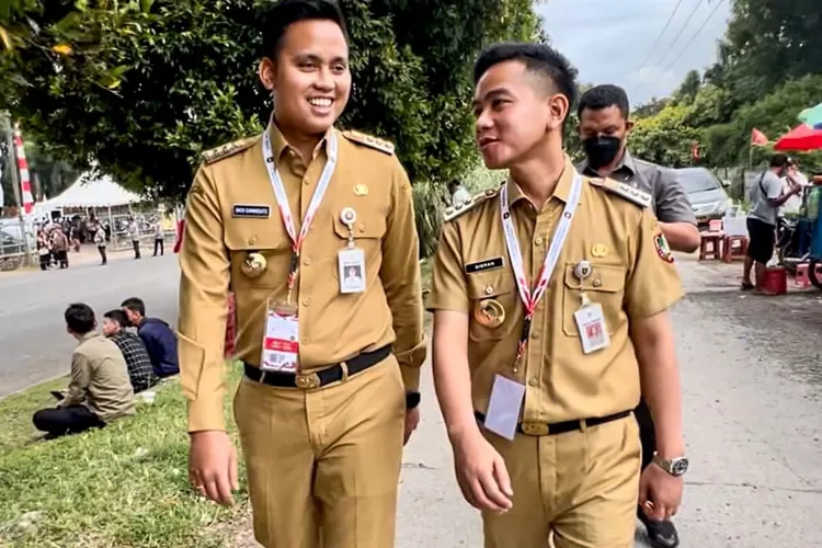 Sembari makan batagor dan bakso di SICC, Gibran dan Dico membahas 2024  (Istimewa)