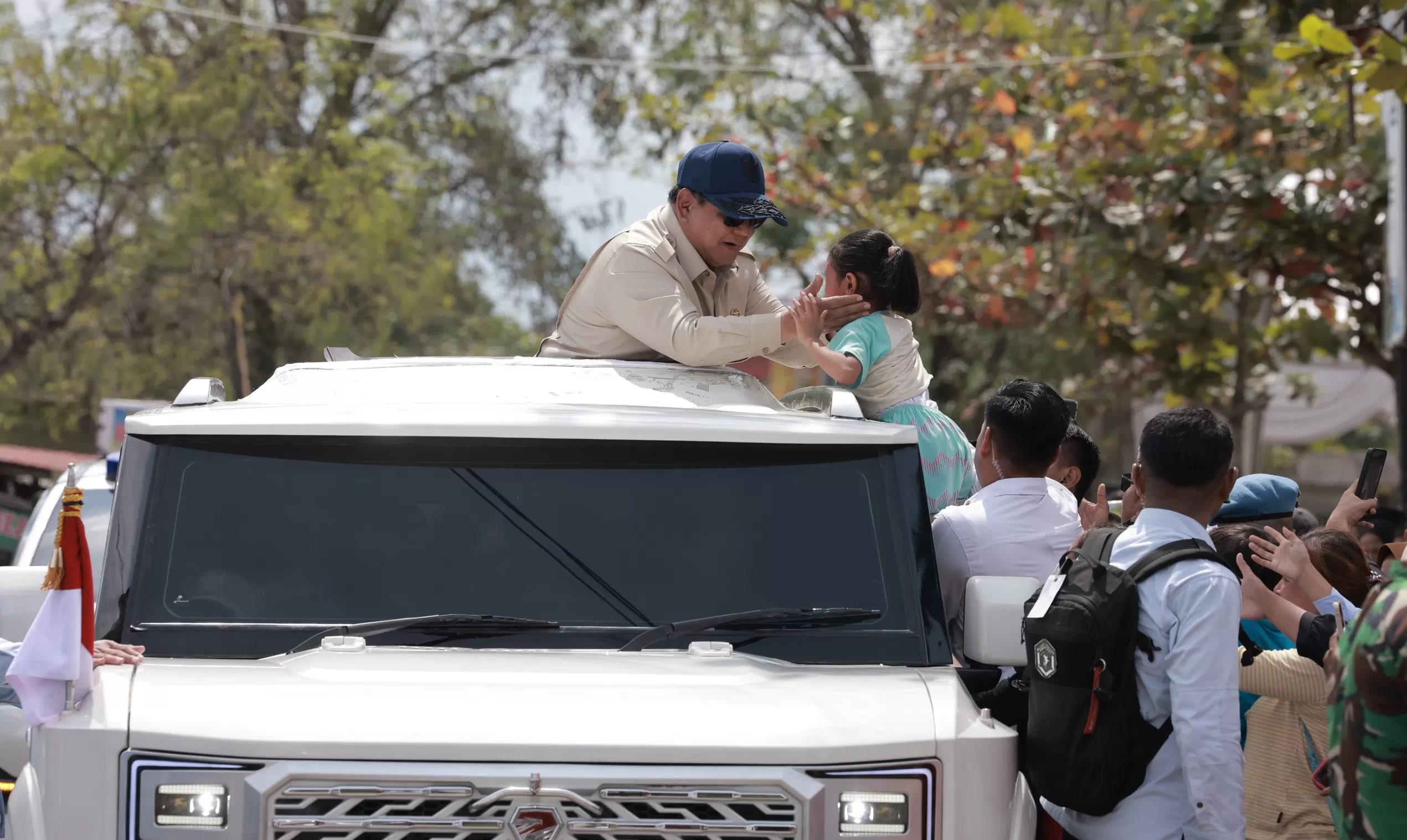 Suasana haru sangat terasa saat warga menyambut kedatangan Presiden Prabowo di posko pengungsian Langkat.