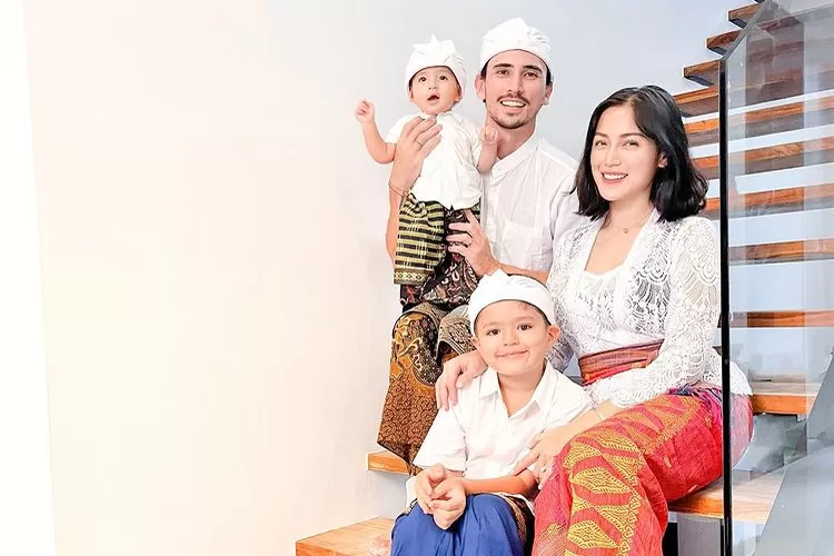 Diungkap ahli spiritual Veline Ratu Ayu, bahwa teror pocong di rumah Jessica Iskandar tak hanya menyasar dirinya tetapi juga menyasar kedua anaknya (Instagram @inijedar)