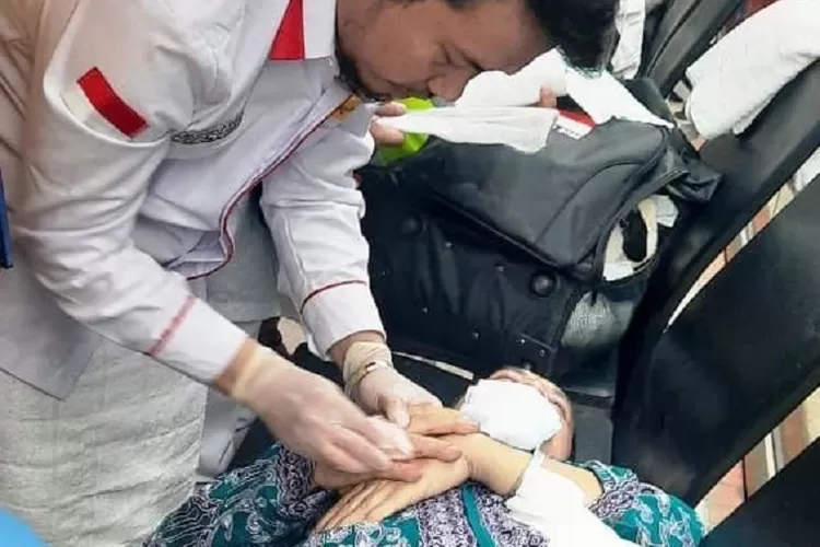 MENANGANI : Petugas bandara dan Panitia Haji Kloter 57 JKS rombongan 10 menangani jemaah haji asal Bogor, almarhum Ahmad Bin Madtasim di Bandara Soekarno Hatta Kota Tangerang, Banten. (SAFARAH ZIARAH HARAMAIN TOUR &amp; TRAVEL FOR RADAR DEPOK)