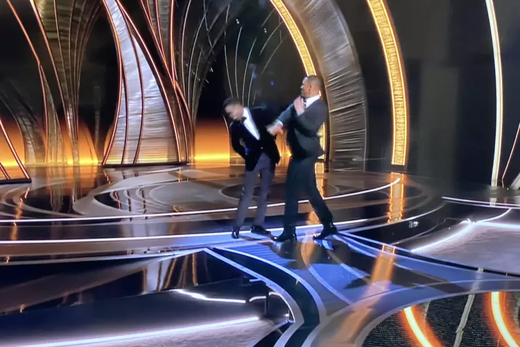Will Smith memukul Chris Rock di panggung Oscar 2022 (tangkapan layar Twitter)
