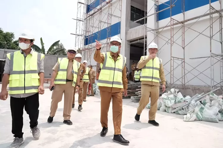 Wakil Walikota Depok, Imam Budi Hartono (tengah) saat meninjau pembangunan SMPN 30 Depok di Kecamatan Pancoranmas bersama Kepala Disrumkin Depok, Dadan Rustandi, Senin (23/10). (PEMKOT DEPOK)