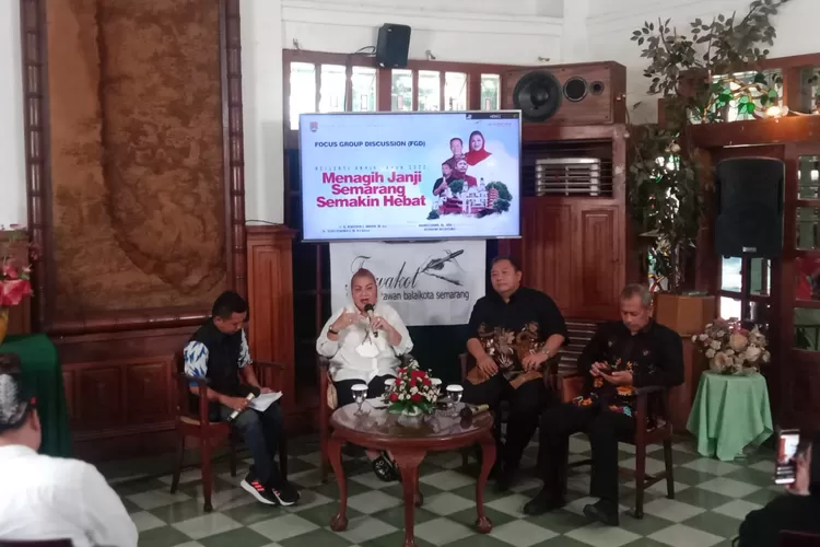 Plt Wali Kota Semarang Hevearita Gunaryanti Rahayu bersama Wakil DPRD Wahyu Liluk Winarto serta Pengamat Pemerintahan Teguh Yuwono saat menjadi pembicara di FGD berdama Forwakot. (Ayosemarang.com/ Audrian Firhannusa)