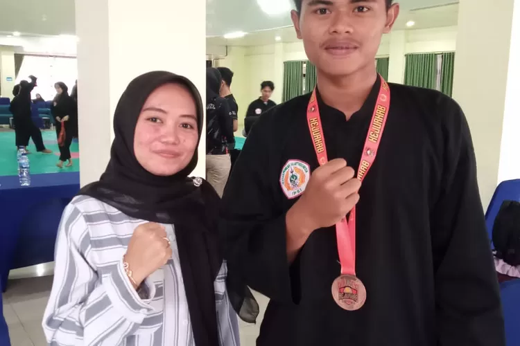 Desi Nurhandayani, S.Pd, dan Ayub Siswa SMK SBI Peraih Perunggu Dalam Even Pecak Silat di Kabupaten Cianjur  (GoraJuara.com/dok AKSI)