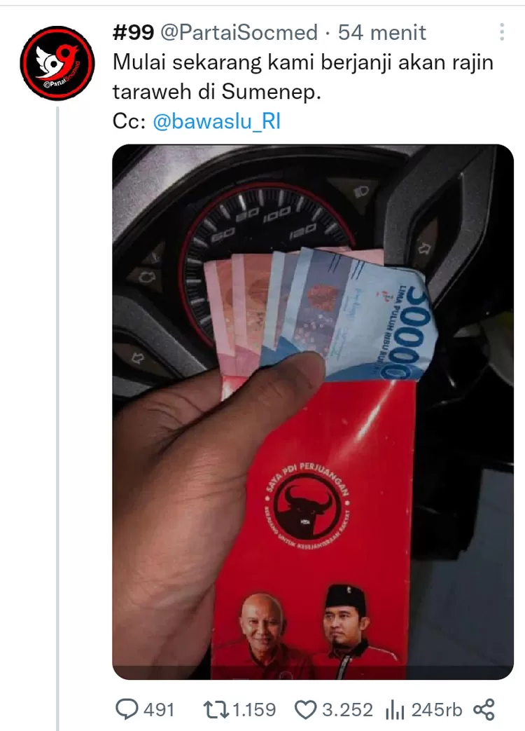 Amplop merah berlogo PDIP dengan uang Rp300 ribu.
