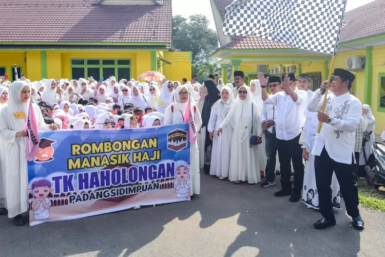 Wali Kota Padang Sidempuan Irsan Efendi Nasution, Lepas Rombongan Manasik Haji Tingkat PAUD dan TK Dari Gerbang Kantor Wali Kota Padang Sidempuan. (Realitasonline.id/ RIF)